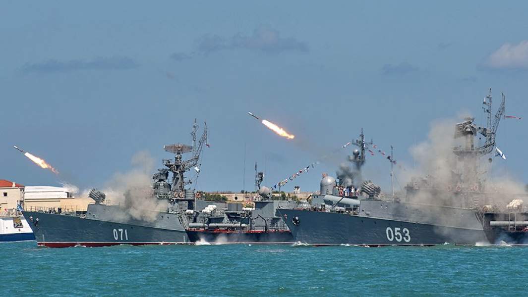 Малые противолодочные корабли проекта 1124М «Суздалец» (слева) и «Поворино» во время военно-морского парада в честь празднования Дня Военно-морского флота России в Севастополе