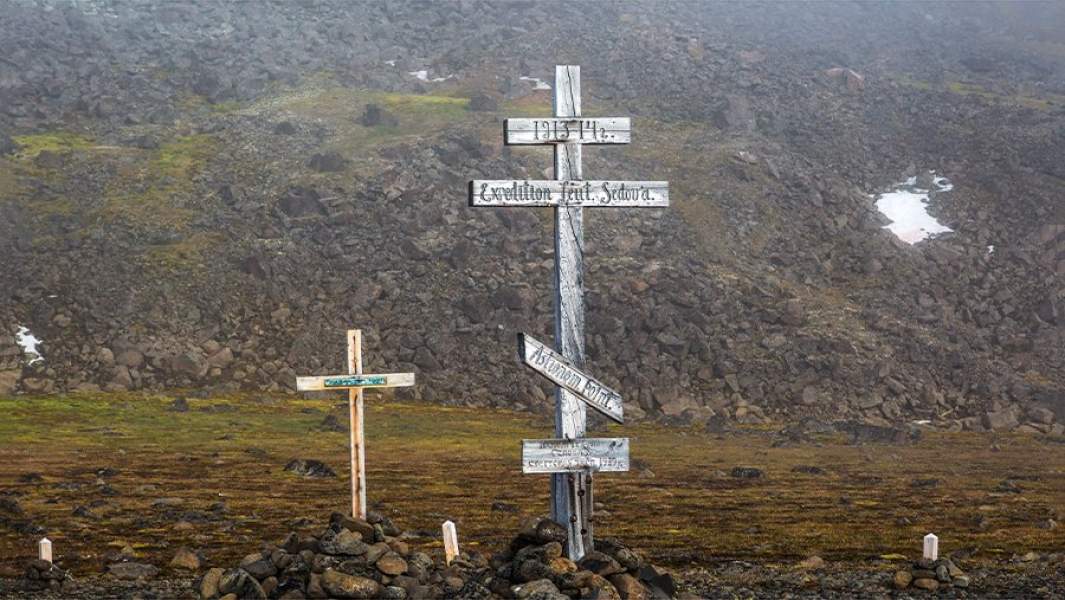 Памятный крест полярной экспедиции Георгия Седова на полярной станции "Бухта Тихая" 