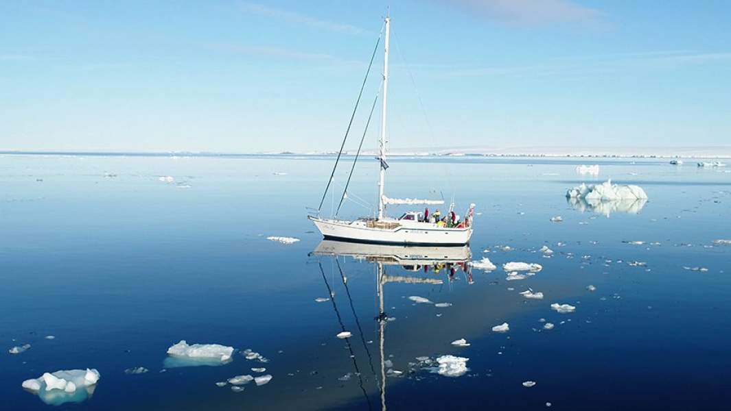 Яхта Alter Ego в проливе между островами Уиндуорд и Брюса 