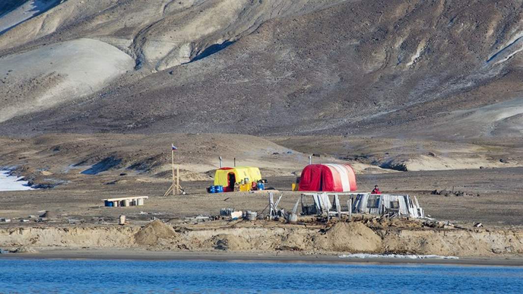 Археологические исследования руин базового лагеря американской экспедиции на острове Алджер. Национальный парк "Русская Арктика"