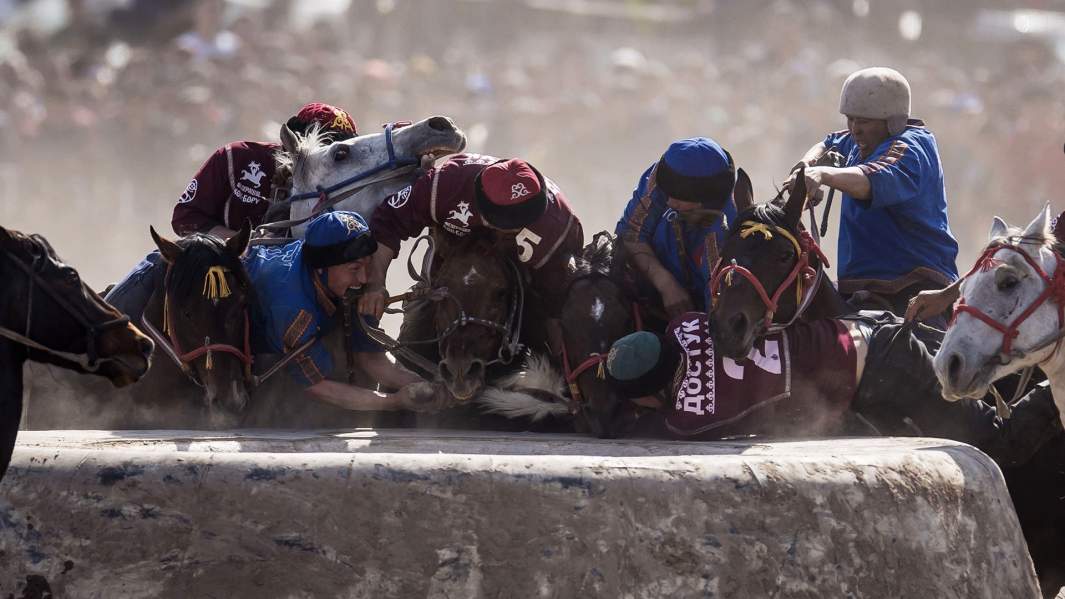 Игроки во время матча по кок-бору