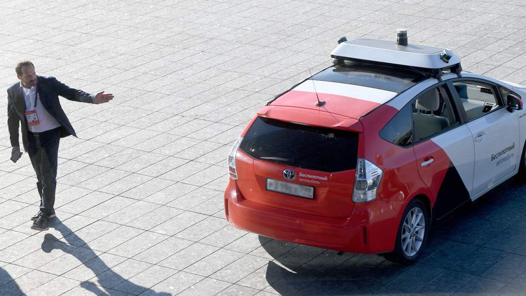 Генеральный директор компании «Яндекс» Аркадий Волож демонстрирует беспилотное такси
