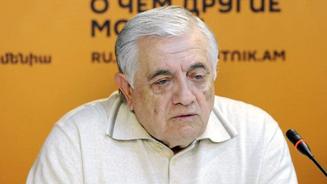 Адвокат Роберта Кочаряна Рубен Саакян во время пресс-конференции