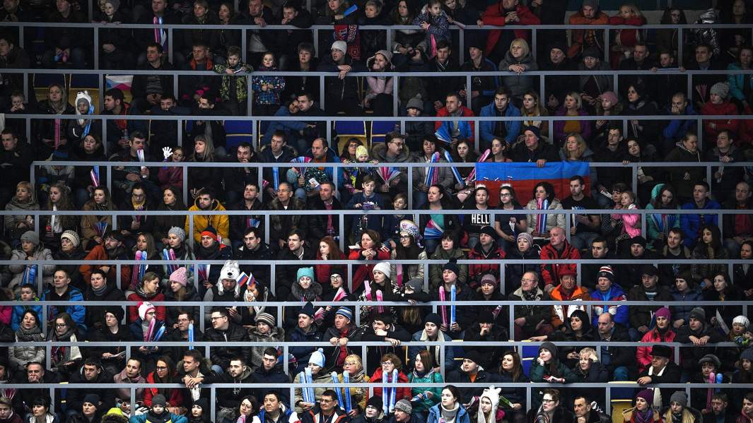 Болельщики во время финального матча соревнований по хоккею с мячом среди женщин между студенческими сборными России и Швеции на XIX Всемирной зимней Универсиаде-2019 в Красноярске