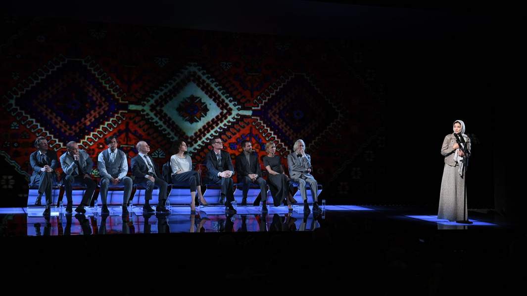 Сцена из спектакля «Иранская конференция» в постановке режиссера Виктора Рыжакова в Театре Наций