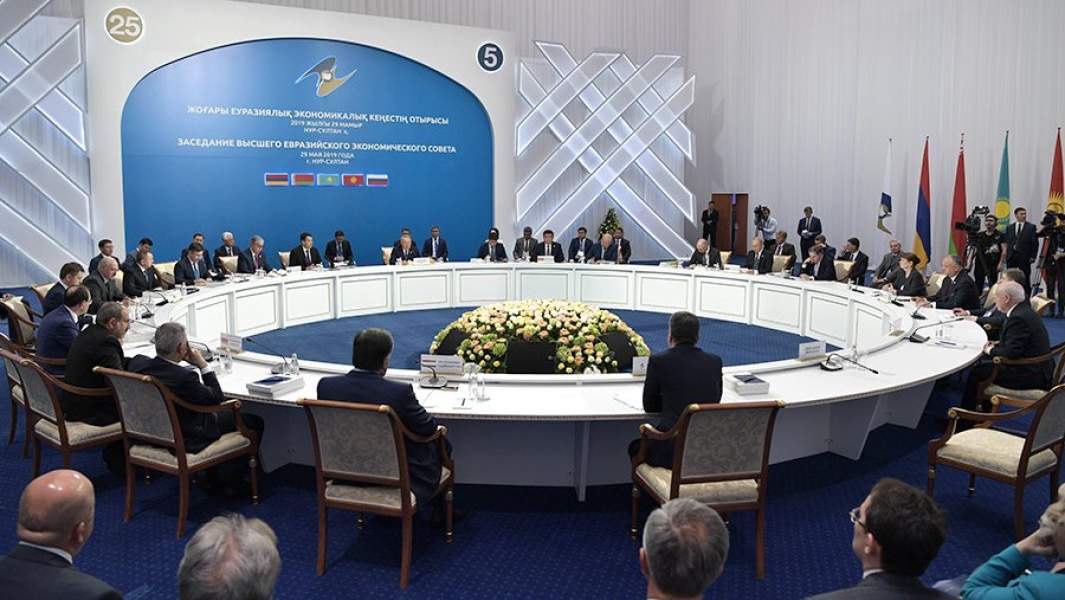 Участники заседания Высшего Евразийского экономического совета и глав приглашенных государств во Дворце независимости в Нур-Султане