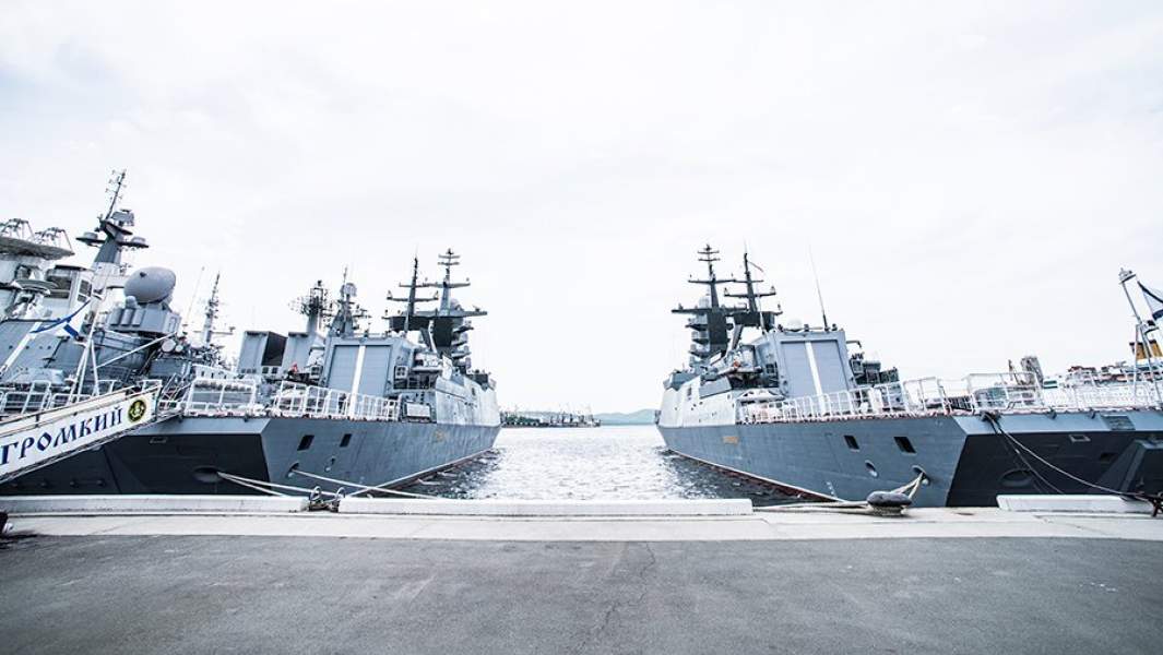 Корветы проекта 20380 «Громкий» (слева) и «Совершенный» у причала Владивостока
