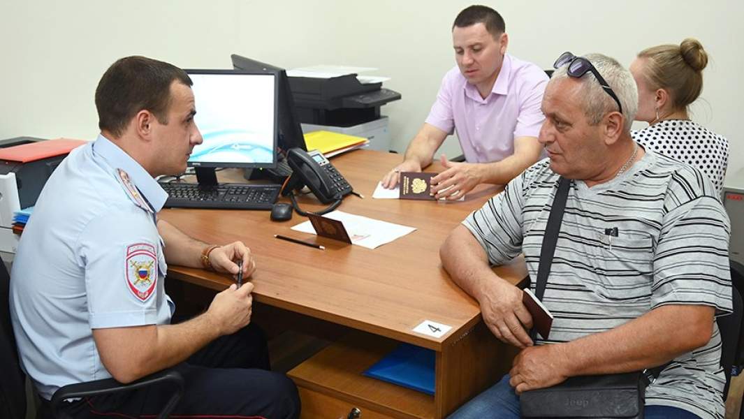 Выдача российских паспортов жителям ДНР в отделении по вопросам миграции отдела МВД России по Ростовской области в селе Покровское