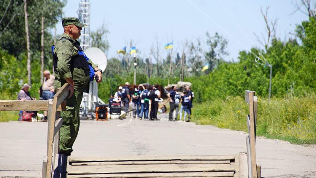 Военнослужащий ЛНР в районе пропускного пункта «Станица Луганская», куда прибыли представители ОБСЕ для наблюдения за первым этапом отвода украинских подразделений