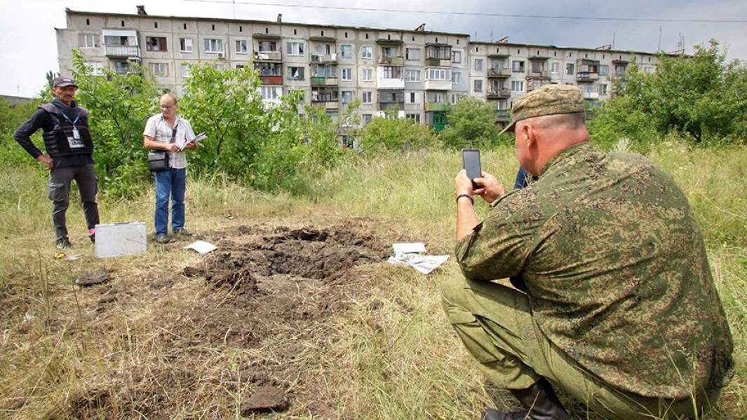 Офицеры Совместного центра контроля и координации (СЦКК) и представители ОБСЕ фиксируют последствия артобстрела