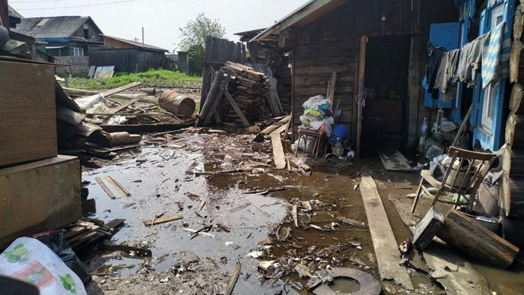 Вода во дворе жилого дома после паводка