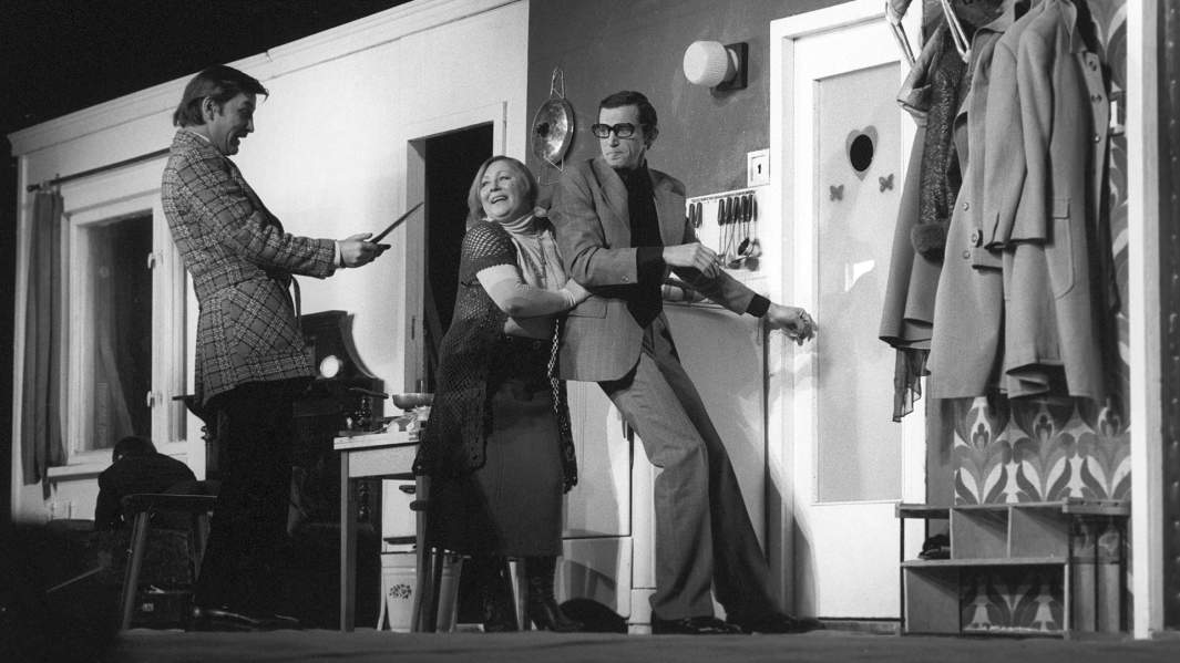 Сцена из спектакля "Взрослая дочь молодого человека" по пьесе драматурга Виктора Славкина