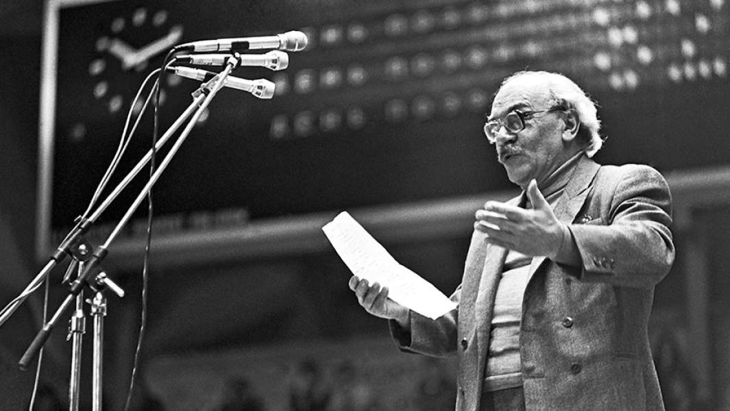 Поэт Давид Самойлов читает свои стихи на поэтическом вечере, 1983 год