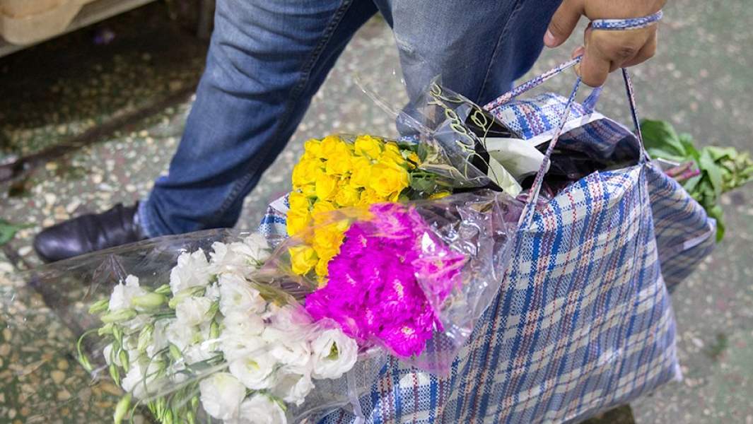 Мужчина с сумкой с цветами