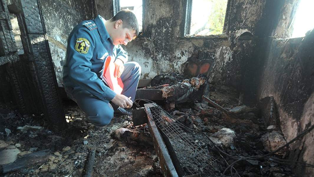абота сотрудников пожарной охраны МЧС по исследованию пожара