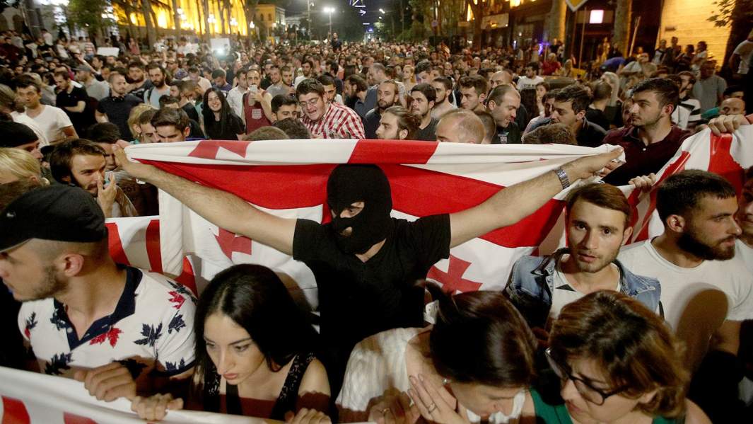 Участники акции протеста у здания парламента Грузии в Тбилиси