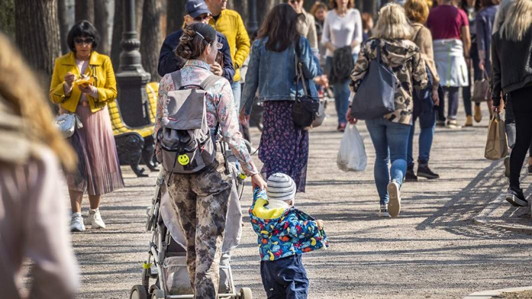 мать гуляет с ребенком и коляской