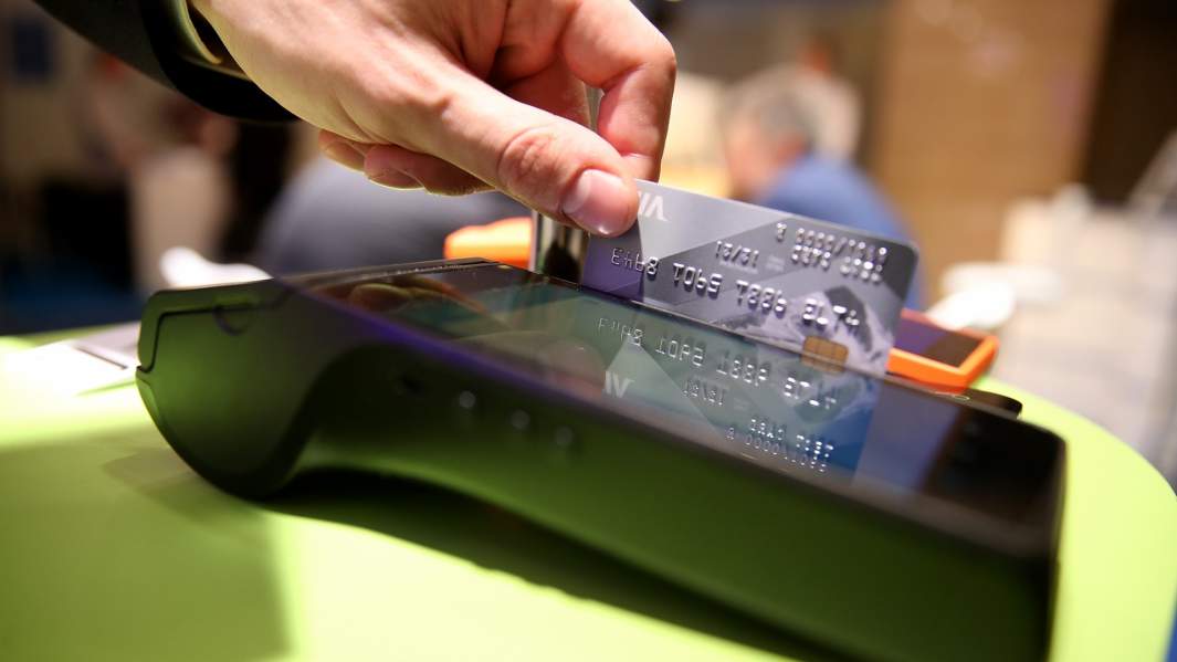 терминал оплата карта рука  банк