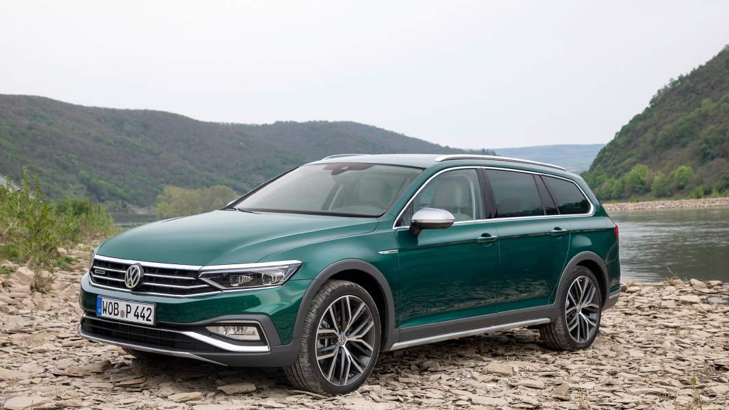 Клиренс версии Alltrack вырос со 135 до 165 мм. Впрочем, для России дорожный просвет обычных «Пассатов» скорее всего тоже увеличат