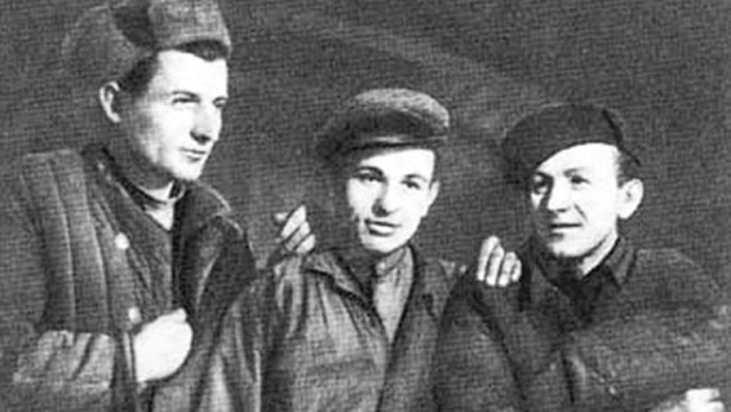 Ф. Крылович (слева)