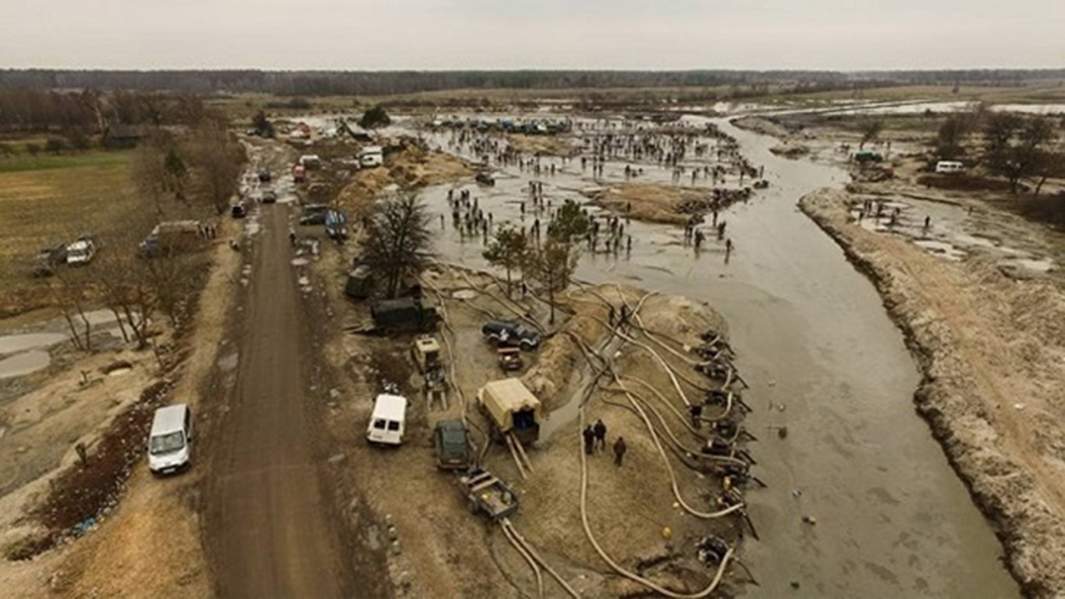 Не законная добыча янтаря на границе Ровенской и Волынской областей