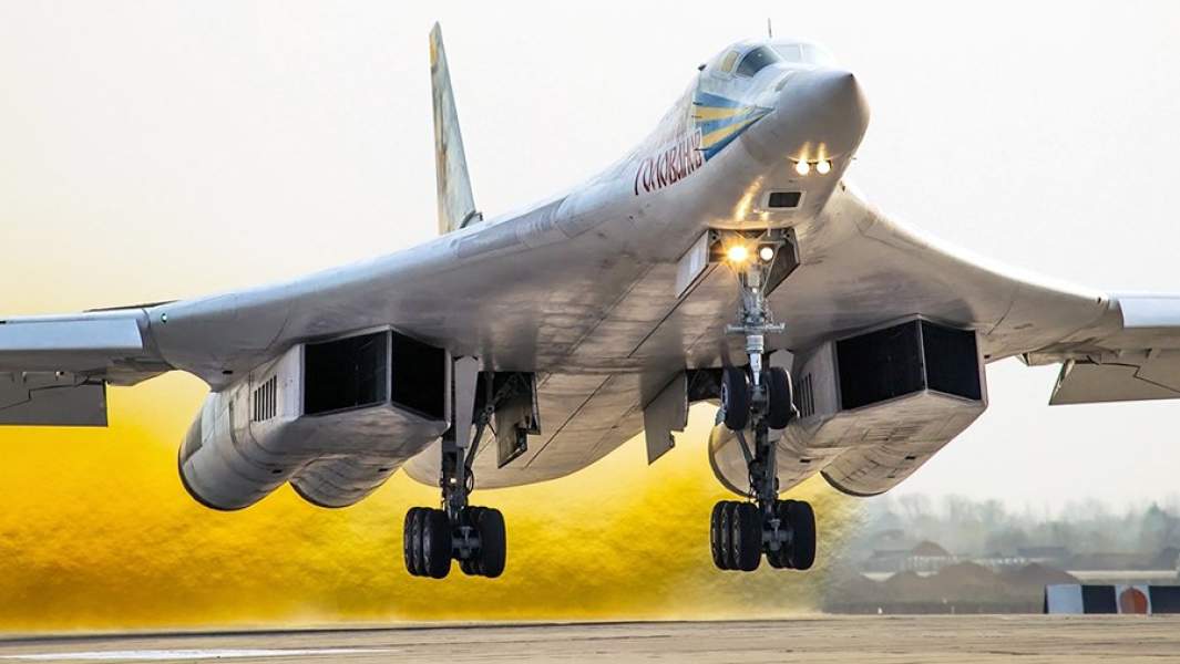 Сверхзвуковой стратегический бомбардировщик-ракетоносец Ту-160 взлетает с авиабазы Энгельс