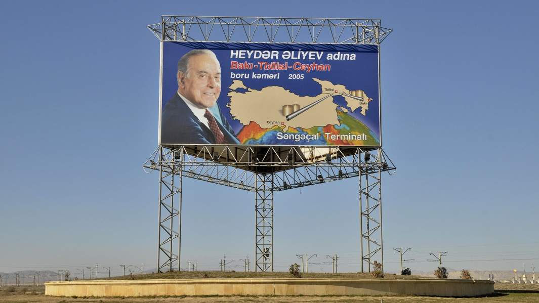 Плакат с изображением бывшего президента Азербайджана Гейдара Алиева