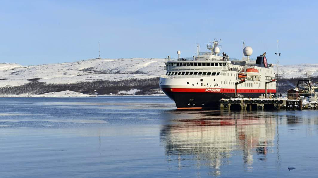 Корабль Шпицберген на пирсе Киркенес, Норвегия
