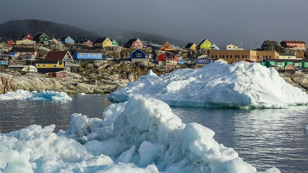 гренландия - лед и яркие домики