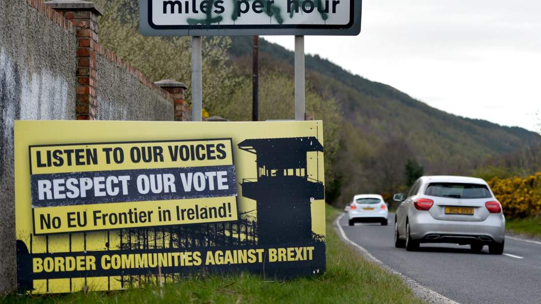 Дорога между Омитом и Ньюри, которая пересекает границу между Республикой Ирландия и Великобританией