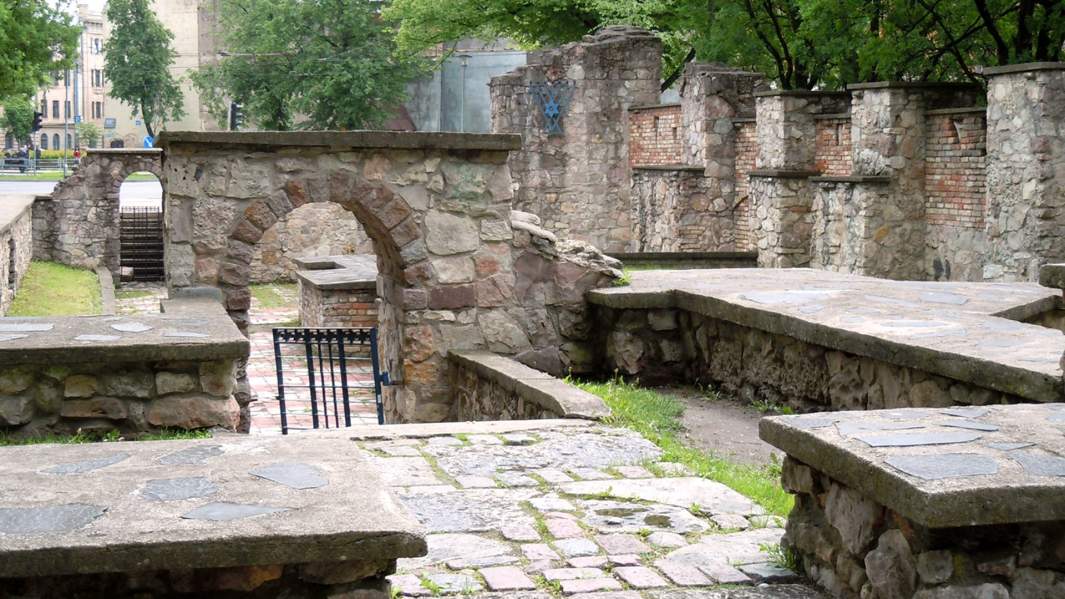 Мемориал на месте Большой хоральной синагоги в Риге, сожженной 4 июля 1941 года гитлеровцами