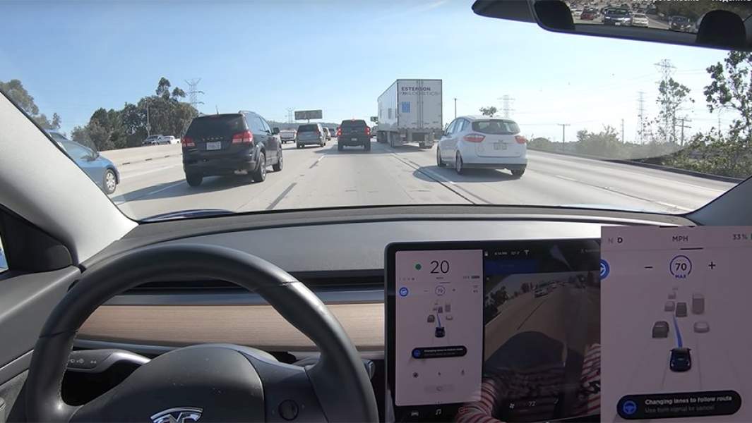 Электромобиль Tesla под управлением автопилота на одном из шоссе в США