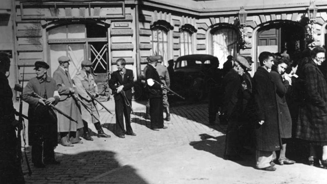 Члены Латвийской вспомогательной полиции конвоируют группу евреев. 1941 год