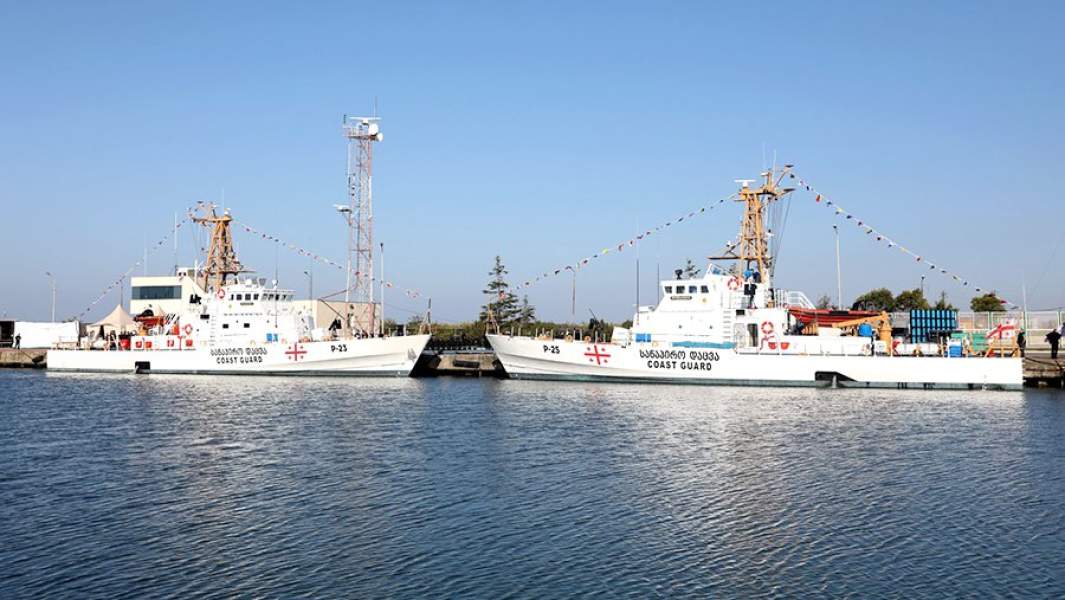 Введенные в состав береговой охраны Грузии под новыми названиями бывшие сторожевые катера береговой охраны США в порту Поти