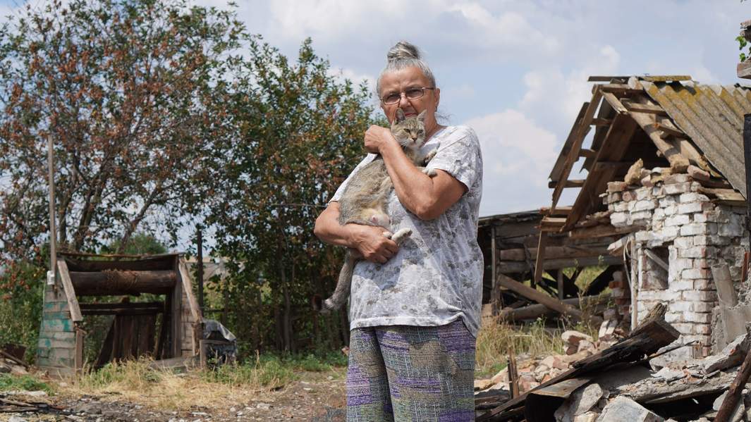 Тамара Викторовна с выживышей после обстрела кошкой, в огне потеряла собаку, котят, домашнюю птицу, с. Красноармейское