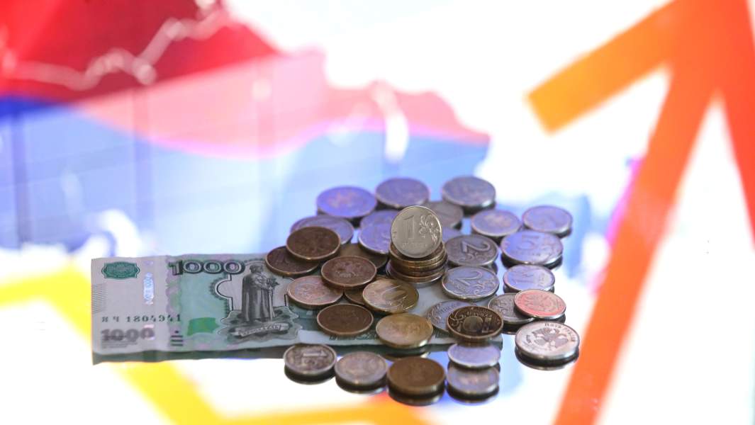 курс валют стрелка вверх рубли банкноты и монеты