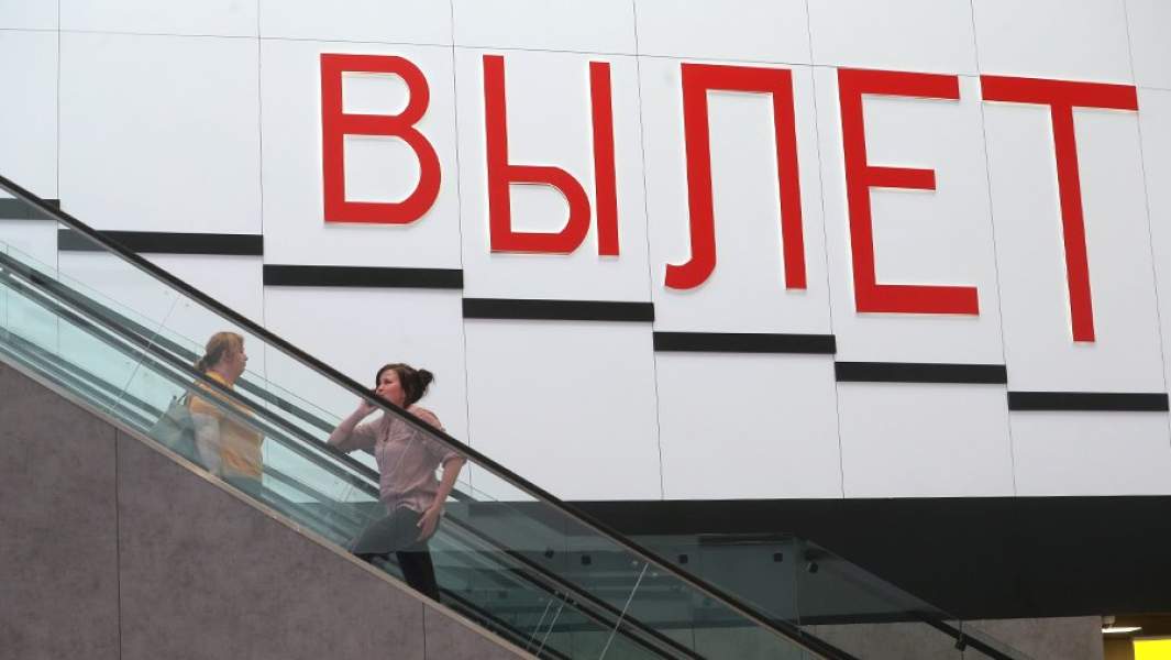 указатель вылет на стене аэропорта шереметьево