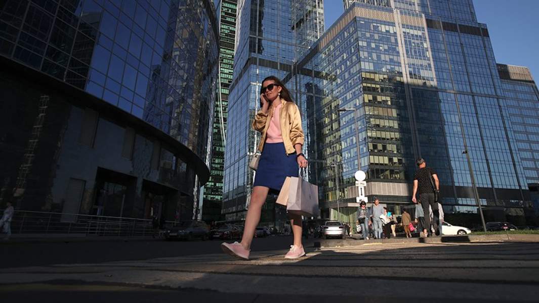 Девушка разговаривает по телефону в районе Москва-сити