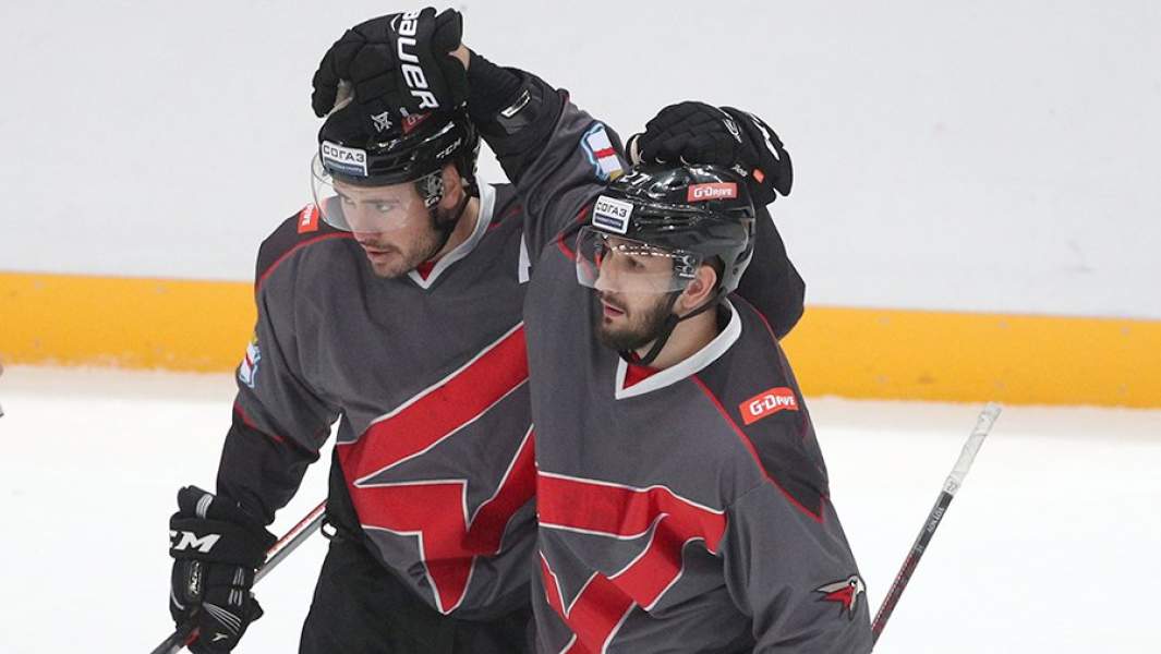 Игроки «Авангарда» Сергей Широков и Вячеслав Войнов во время матча с ХК «Динамо»