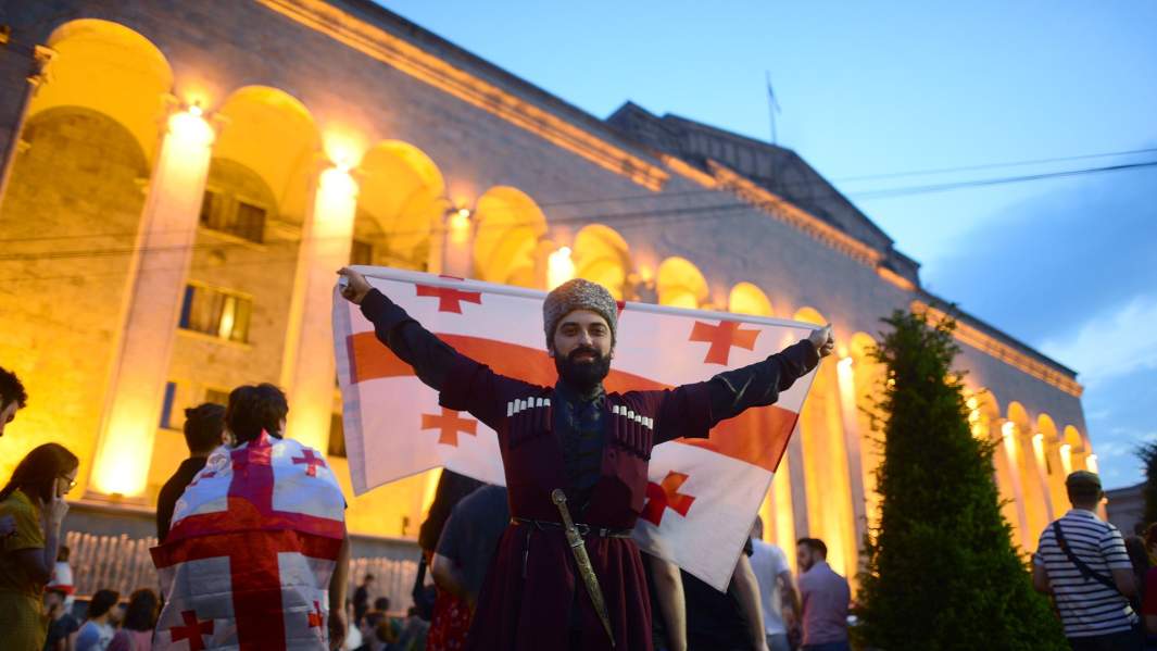 Участник протестного митинга у парламента Грузии
