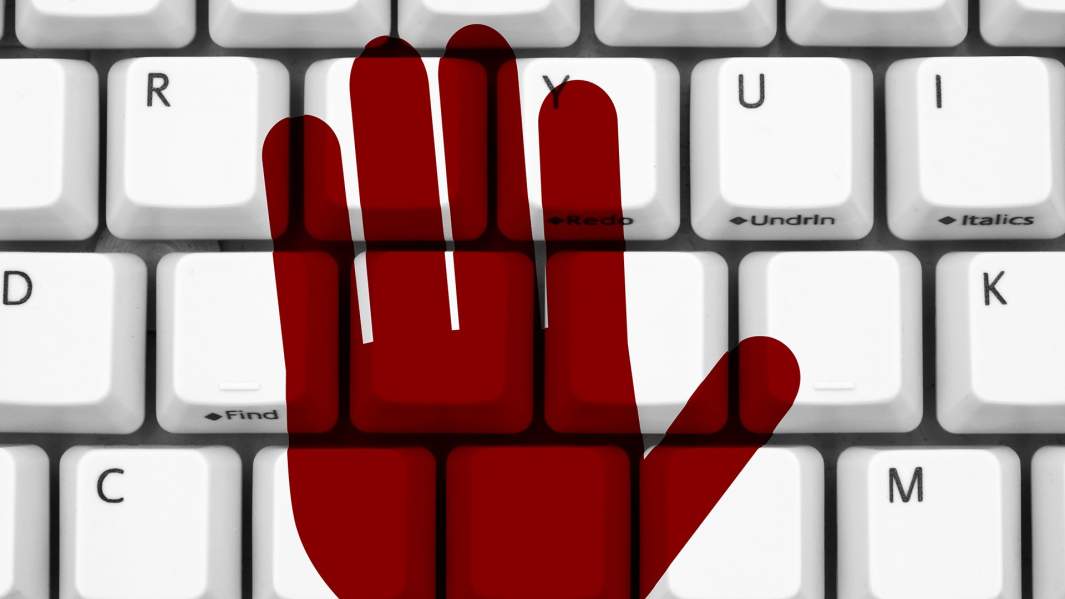 компьютер мошенник рука