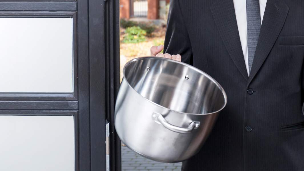 Продавец посуды