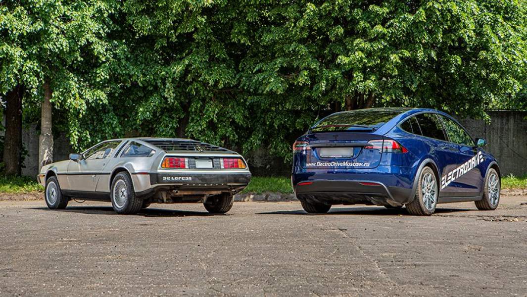  Delorean DMC-12 и Tesla Model X