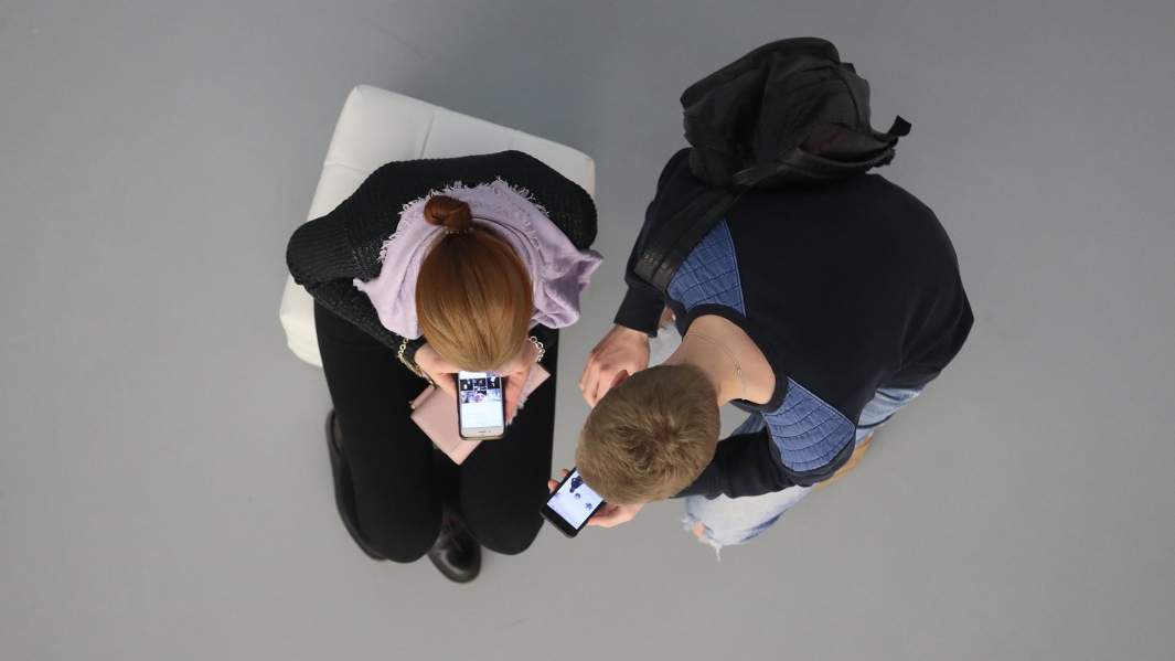 молодые люди со смартфонами