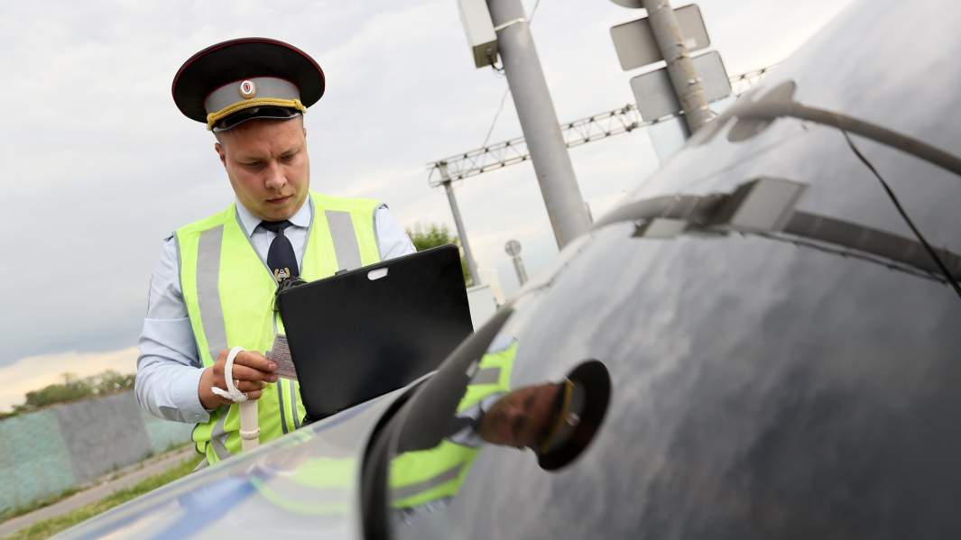 сотрудник ДПС проверяет документы