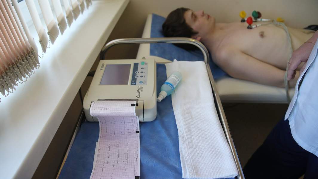 Снятие электрокардиограммы в медицинском кабинете