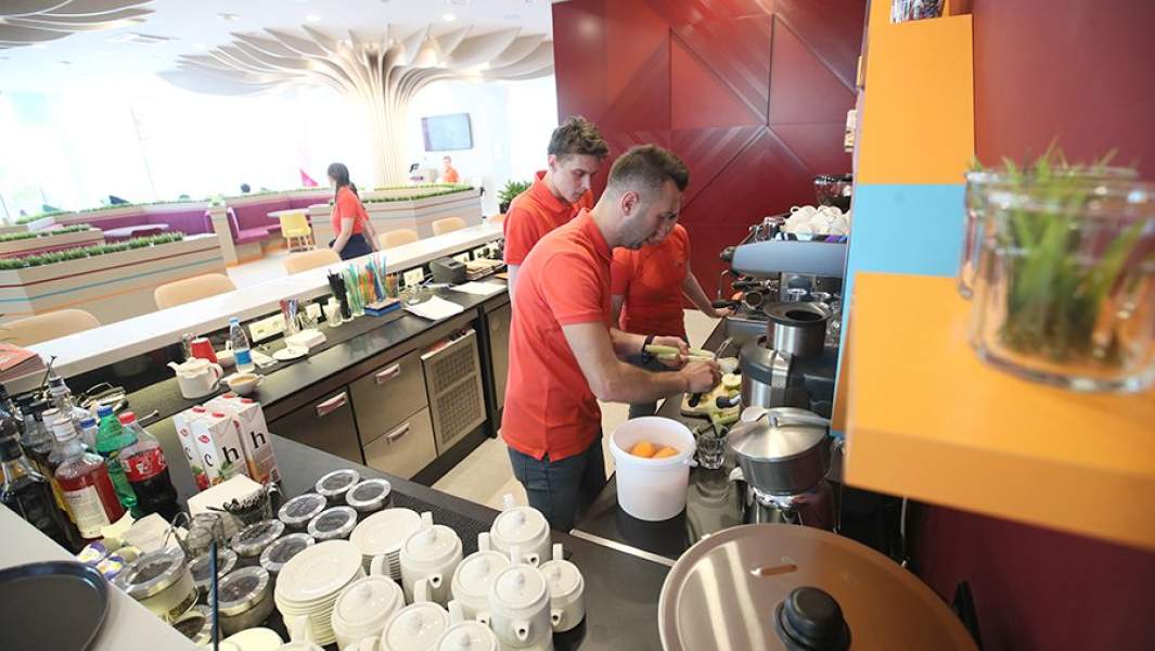 Сотрудники ресторана готовят заказы для клиентов