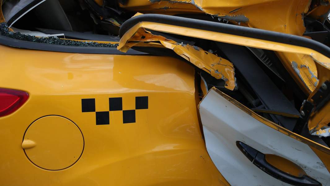 разбитый автомобиль такси