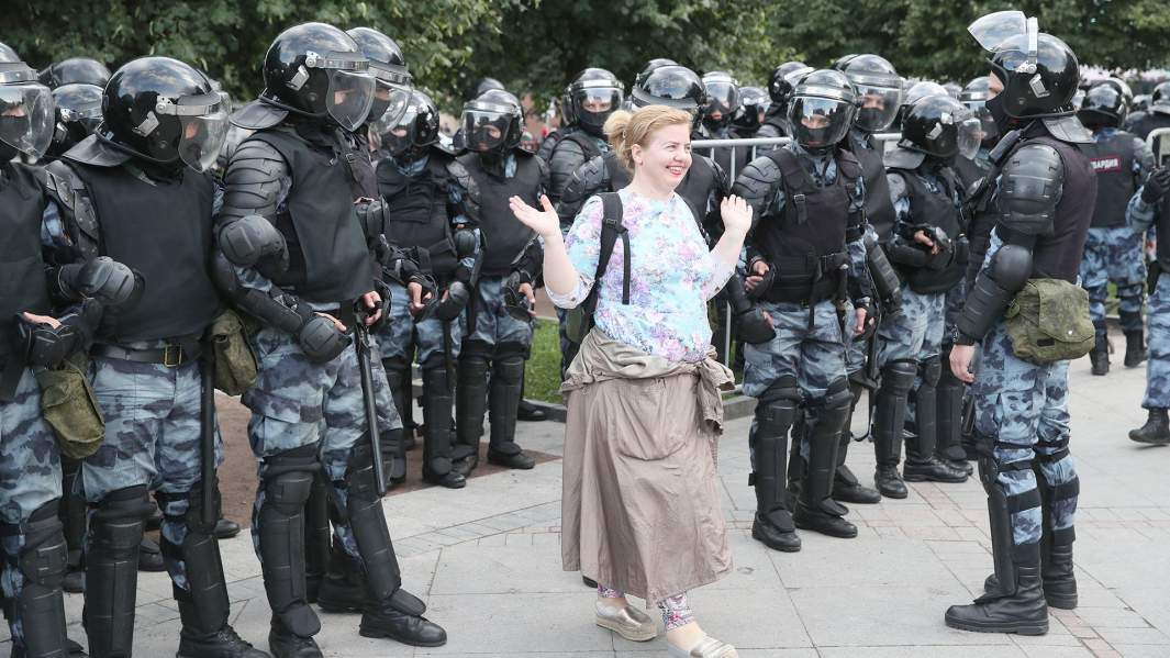 Сотрудники полиции обеспечивают порядок во время несанкционированной акции в поддержку незарегистрированных кандидатов в Мосгордуму