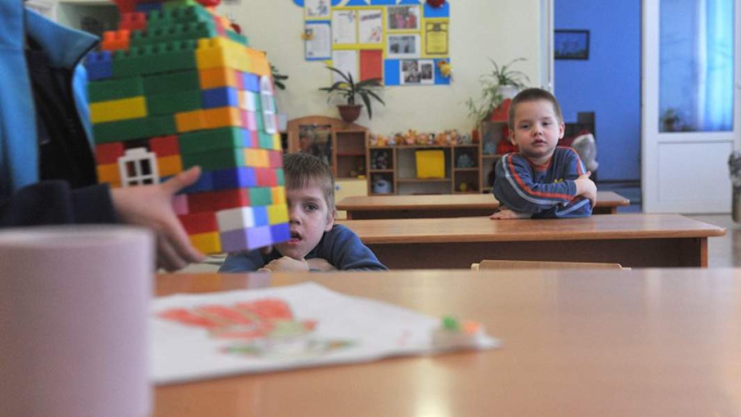 Воспитанники детского дома в игровой комнате